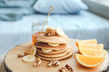 Yatak odasında lezzetli bir kahvaltı tepsisi.