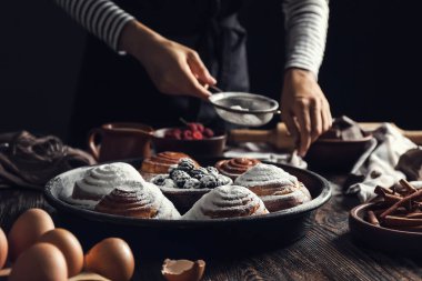 Lezzetli çörekler ve şeker tozu.