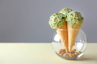 Lezzetli fıstıklı dondurmalı waffle külahları.