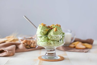 Lezzetli şam fıstıklı dondurma tabağı.