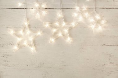 Beyaz ahşap arka planda parıldayan güzel bir çelenk