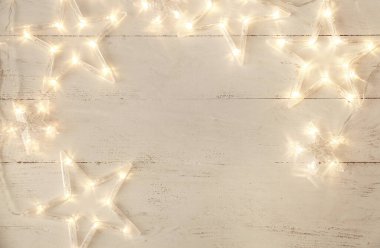 Beyaz ahşap arka planda parıldayan güzel bir çelenk