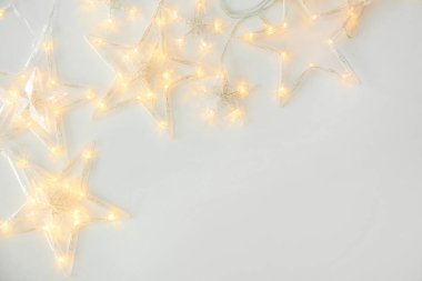 Beyaz arka planda parıldayan güzel bir çelenk