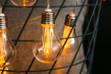 Parlayan çelenkli sepet, yakın plan.