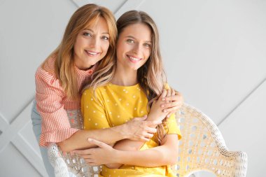Mutlu anne ve kız evde.