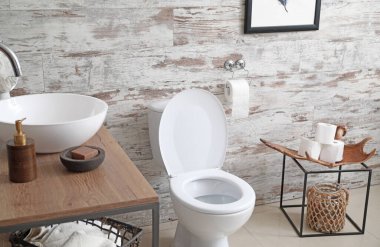 Temiz, modern banyonun içi