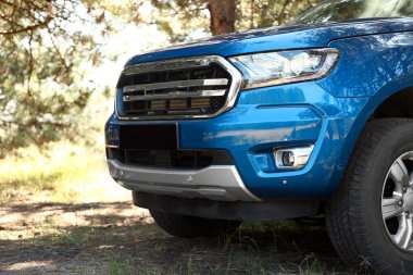 Taşrada modern bir kamyonet.