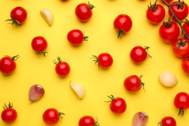 Renkli sarımsaklı bir sürü taze domates