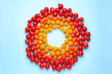 Renk arka planda farklı taze domates