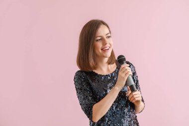 Renkli mikrofonlu güzel bir bayan şarkıcı.