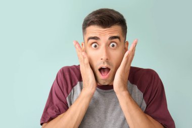 Renkli arka planda şaşırtıcı bir genç adam.