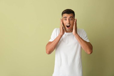 Renkli arka planda şaşırtıcı bir genç adam.