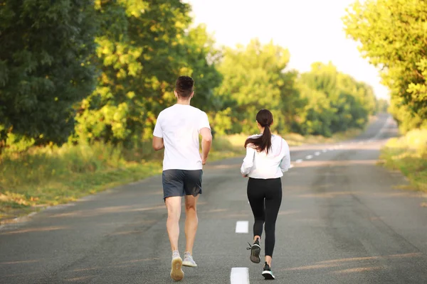 Jeune couple sportif courant à l'extérieur — Photo