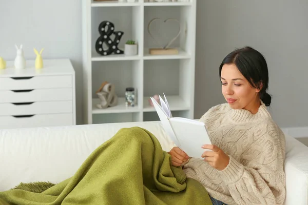 Beautiful woman reading book at home — Stock Photo, Image