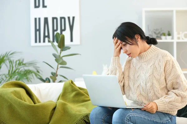 Mulher triste com laptop em casa — Fotografia de Stock