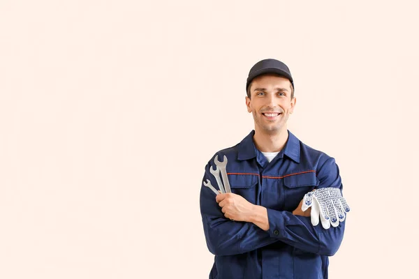 Male car mechanic on color background — Stock Photo, Image