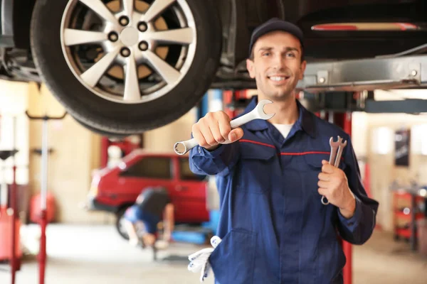 Mecánico masculino en el centro de servicio del coche — Foto de Stock