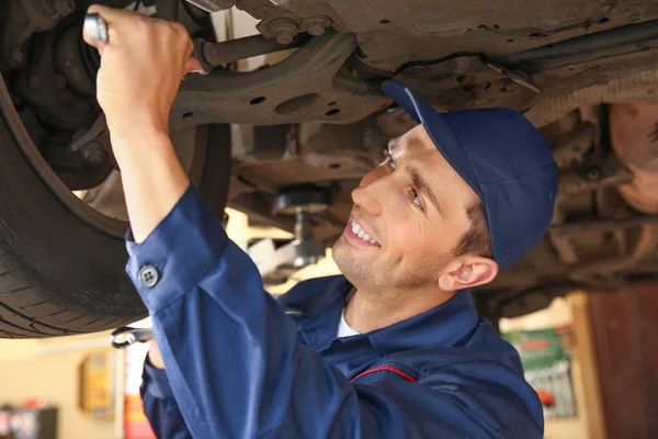 Mecánico masculino reparación de coches en el centro de servicio —  Fotos de Stock