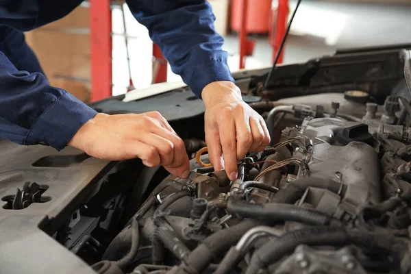 Mężczyzna mechanik naprawy samochodu w centrum serwisowym — Zdjęcie stockowe