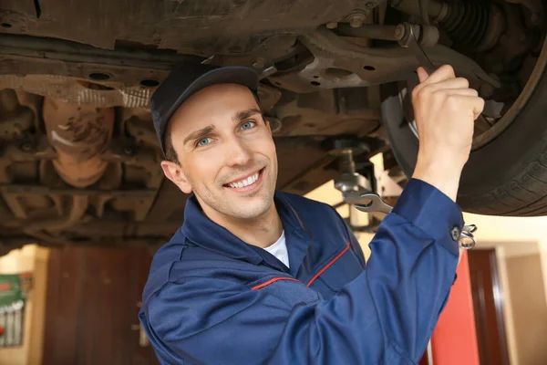 Male mechanic repairing car in service center — Stock Photo, Image