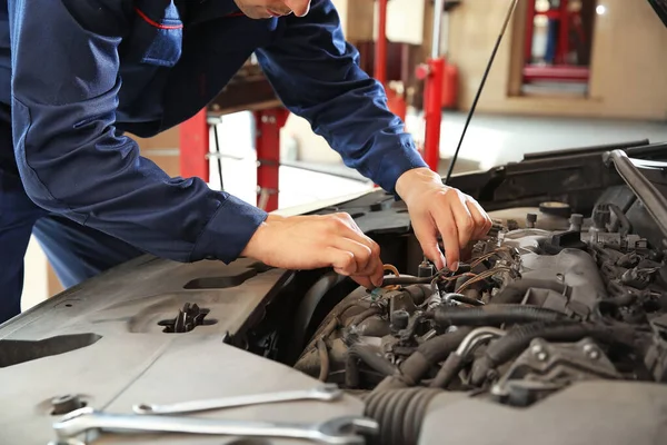 Mecánico masculino reparación de coches en el centro de servicio — Foto de Stock