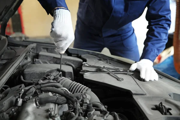 Samec mechanik opravy auto v servisním středisku — Stock fotografie