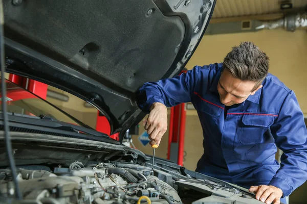 Carro mecânico masculino reparando no centro de serviço — Fotografia de Stock