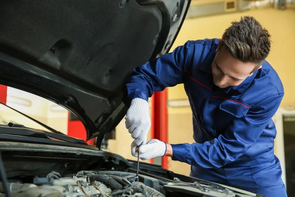 Carro mecânico masculino reparando no centro de serviço — Fotografia de Stock