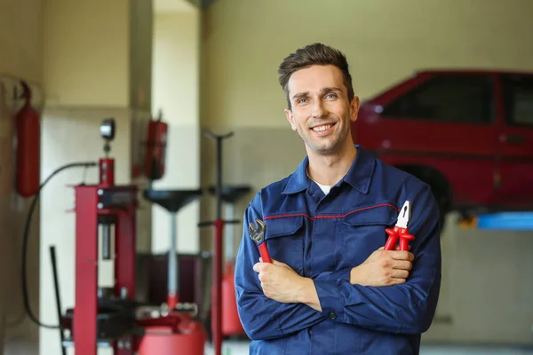 Muž mechanik v servisním středisku — Stock fotografie