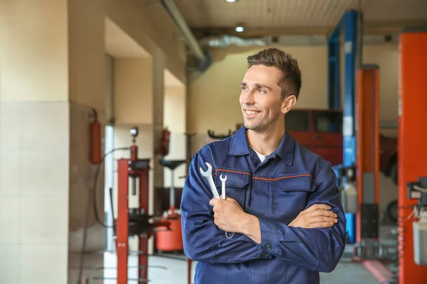 Mecánico masculino en el centro de servicio del coche — Foto de Stock