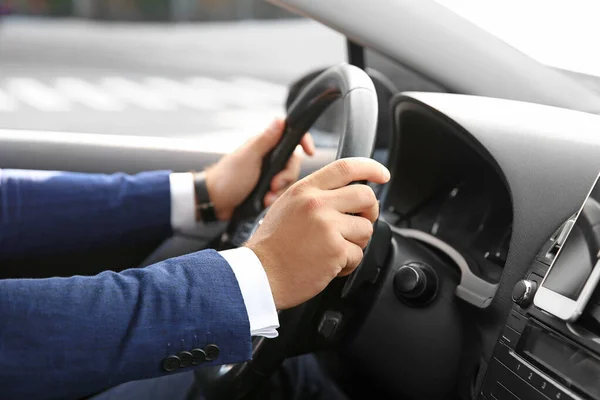 Uomo d'affari di successo alla guida di auto moderne — Foto Stock