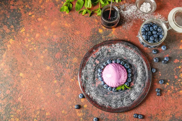 Plate with blueberry dessert on color background — Stock Photo, Image