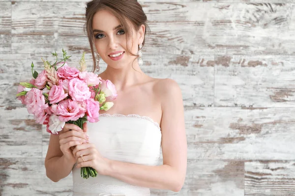 Retrato de hermosa novia joven con ramo de boda sobre fondo de madera —  Fotos de Stock