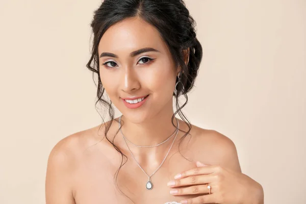 Hermosa joven novia asiática sobre fondo de color claro —  Fotos de Stock