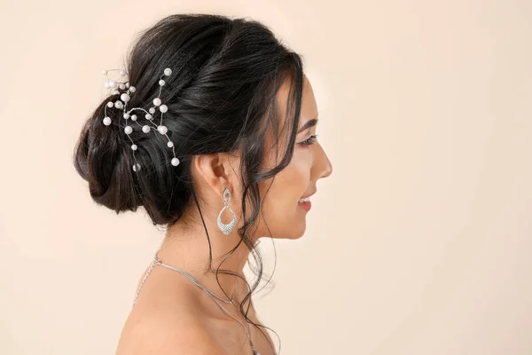 Mooie jonge Aziatische bruid op lichte kleur achtergrond — Stockfoto