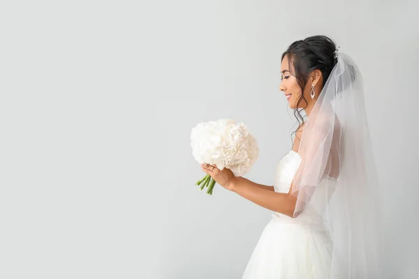 Гарна молода азіатська наречена на світлому тлі — стокове фото