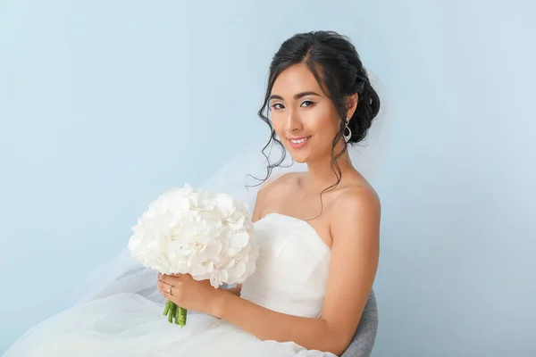 Красива молода Азіатська наречена на кольоровому фоні — стокове фото