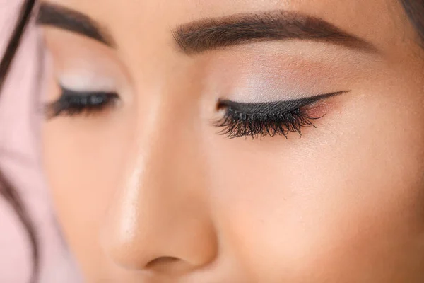 Junge asiatische Braut mit schönen Make-up, Nahaufnahme — Stockfoto