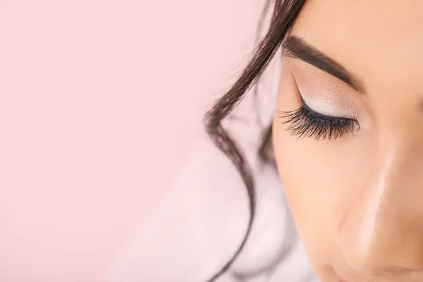 Junge asiatische Braut mit schönen Make-up auf farbigem Hintergrund, Nahaufnahme — Stockfoto