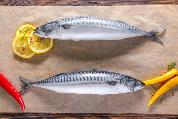 Parşömen üzerinde çiğ uskumru balığı