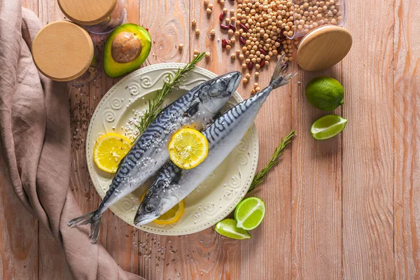 Teller mit rohem Makrelenfisch auf Holztisch — Stockfoto