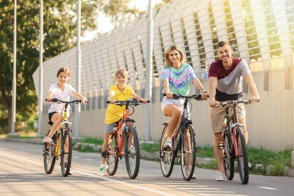 Familia feliz montar en bicicleta al aire libre — Foto de Stock