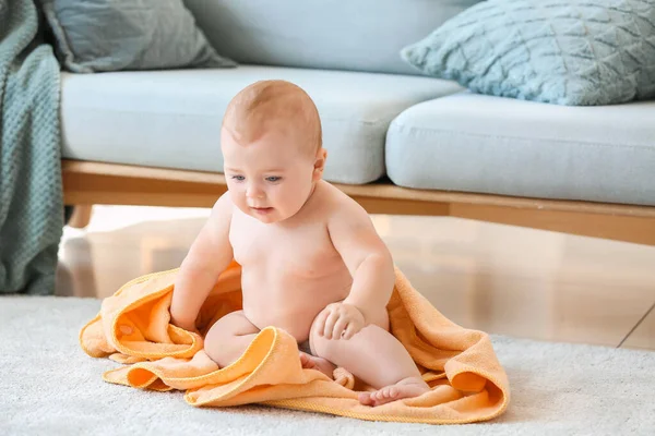 Schattige kleine baby na het baden thuis — Stockfoto