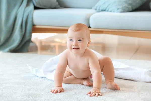 Bebé bonito depois de tomar banho em casa — Fotografia de Stock