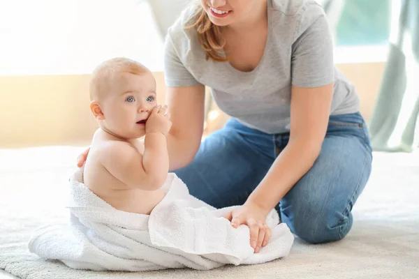 Mother wiping her cute little baby after bathing at home — Stock Photo, Image
