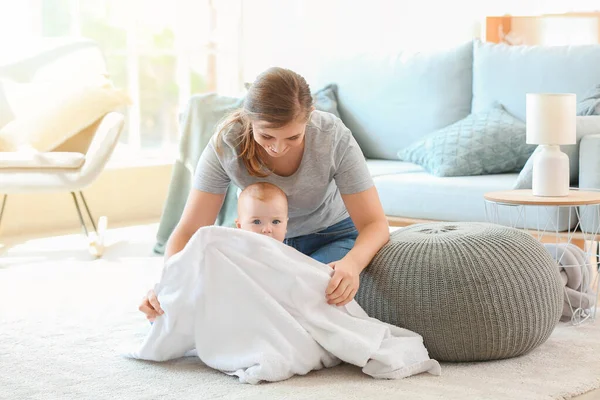 Mamma torkar hennes söta lilla bebis efter att ha badat hemma — Stockfoto