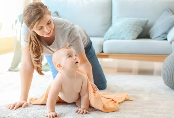 Mama i jej słodkie dziecko po kąpieli w domu — Zdjęcie stockowe