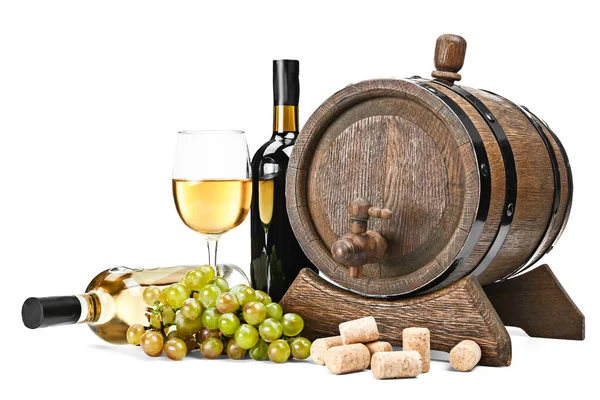 Бочка, бутылки и стакан вкусного вина на белом фоне — стоковое фото