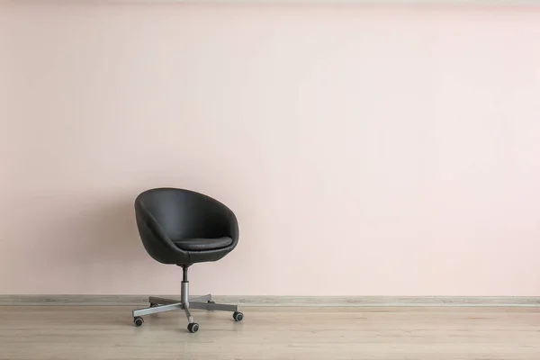Bequemer Sessel in der Nähe der Lichtwand — Stockfoto