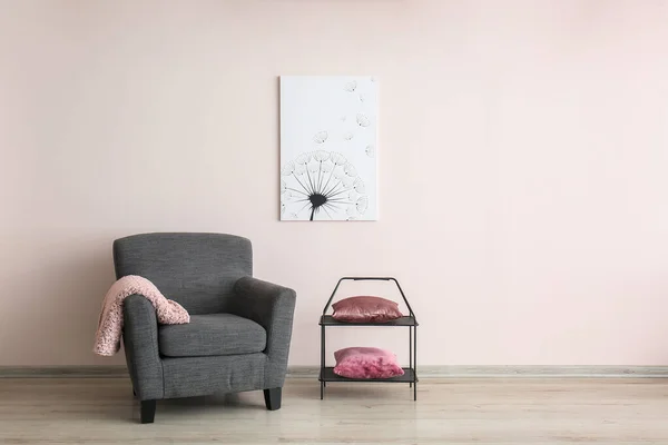 Kursi berlengan nyaman dan berdiri di dekat dinding cahaya — Stok Foto